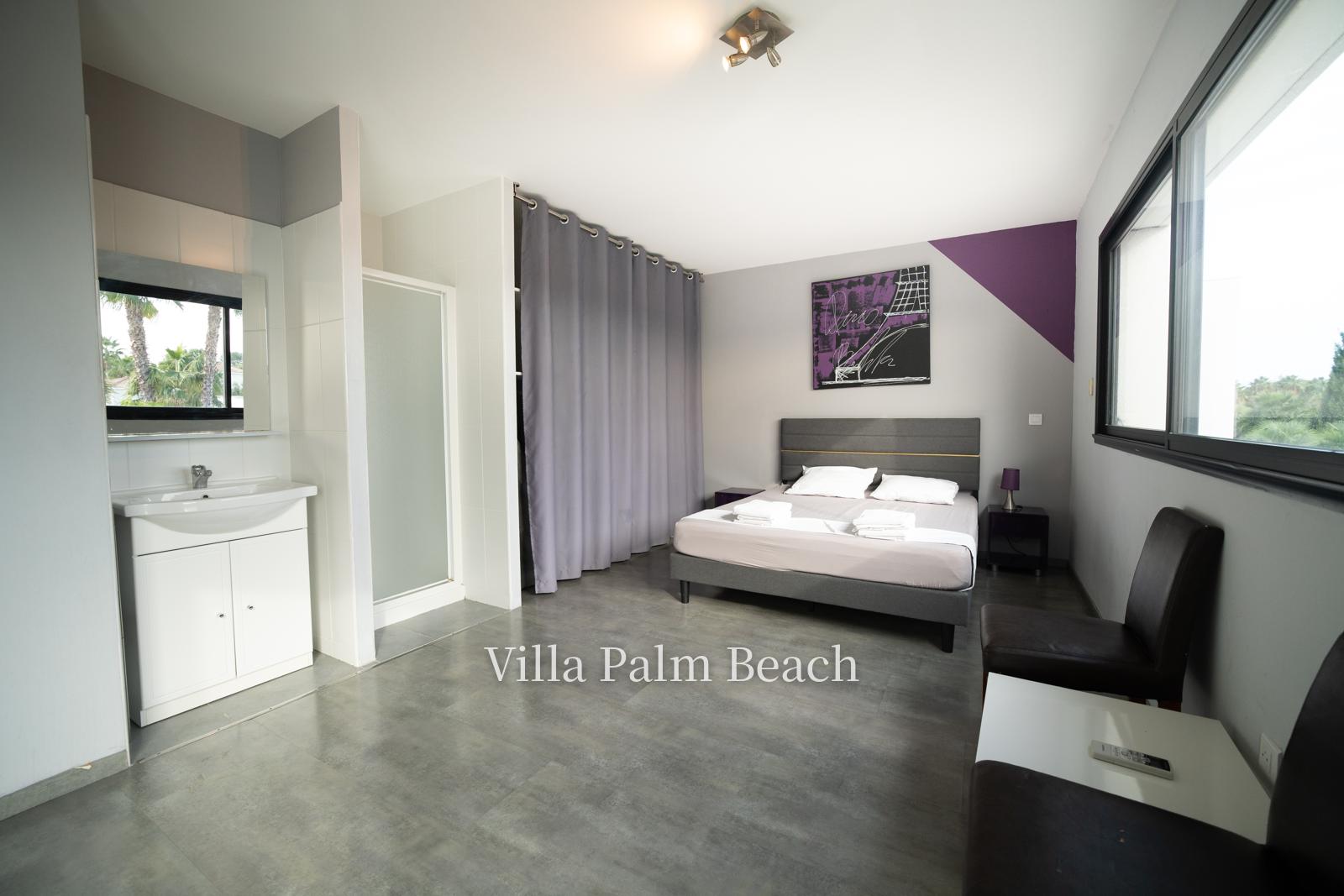 Chambre avec lit double, lavabo et douche